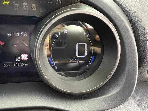 Toyota Yaris 1.5 VVT-h Design E-CVT Euro 6 (s/s) 5dr - U79143