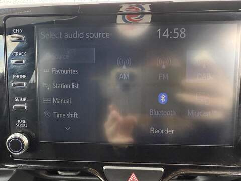 Toyota Yaris 1.5 VVT-h Design E-CVT Euro 6 (s/s) 5dr - U79143