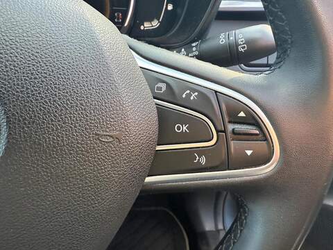 Renault Kadjar 1.3 TCe Iconic SUV 5dr Petrol Manual Euro 6 (s/s) (140 ps) - U79205