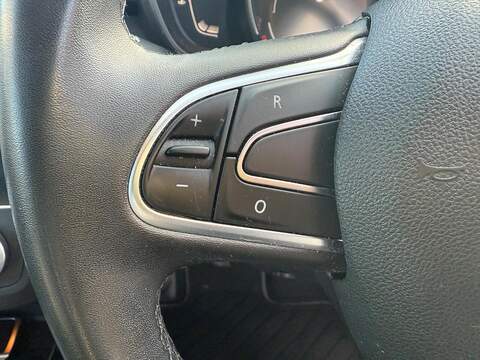 Renault Kadjar 1.3 TCe Iconic SUV 5dr Petrol Manual Euro 6 (s/s) (140 ps) - U79205