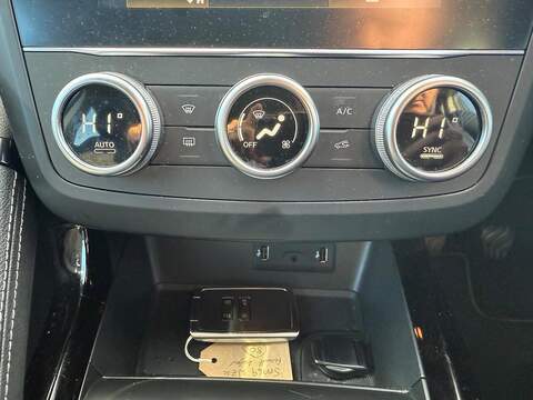 Renault Kadjar 1.3 TCe Iconic SUV 5dr Petrol Manual Euro 6 (s/s) (140 ps) - U79205