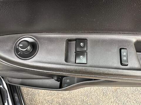 Vauxhall Viva 1.0i SE Hatchback 5dr Petrol Manual Euro 6 (a/c) (75 ps) - U79229