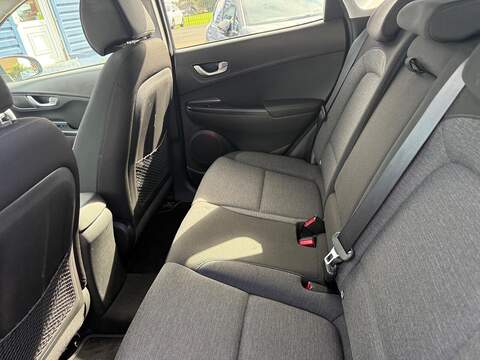 Hyundai KONA 64kWh Premium Auto 5dr (10.5kW Charger) - U79237
