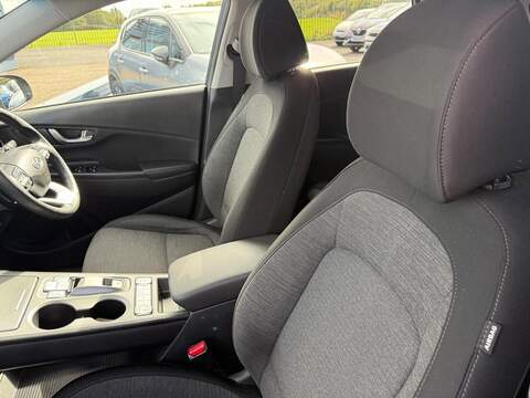 Hyundai KONA 64kWh Premium Auto 5dr (10.5kW Charger) - U79237