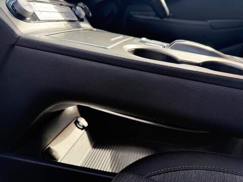 Hyundai KONA 64kWh Premium Auto 5dr (10.5kW Charger) - U79237