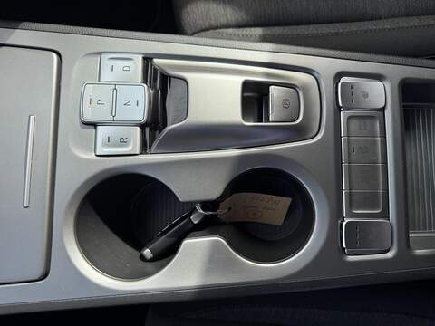 Hyundai KONA 64kWh Premium Auto 5dr (10.5kW Charger) - U79237