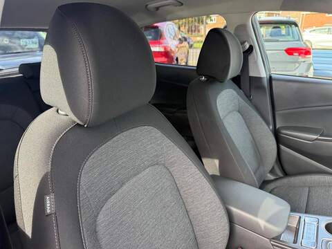 Hyundai KONA 64kWh Premium Auto 5dr (10.5kW Charger) - U79237