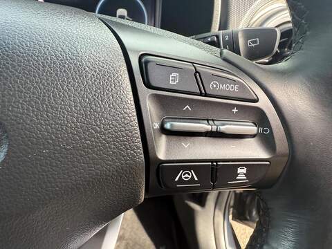 Hyundai KONA 64kWh Premium Auto 5dr (10.5kW Charger) - U79237