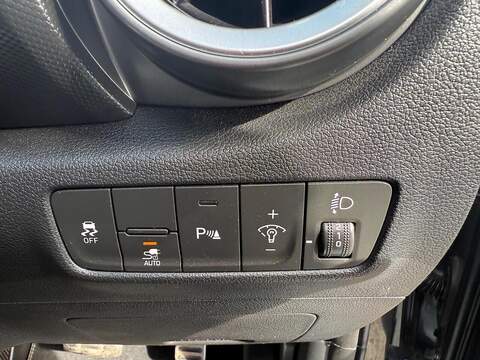 Hyundai KONA 64kWh Premium Auto 5dr (10.5kW Charger) - U79237