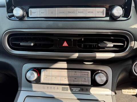 Hyundai KONA 64kWh Premium Auto 5dr (10.5kW Charger) - U79237
