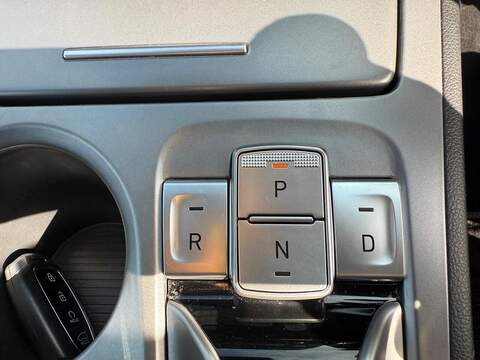 Hyundai KONA 64kWh Premium Auto 5dr (10.5kW Charger) - U79237