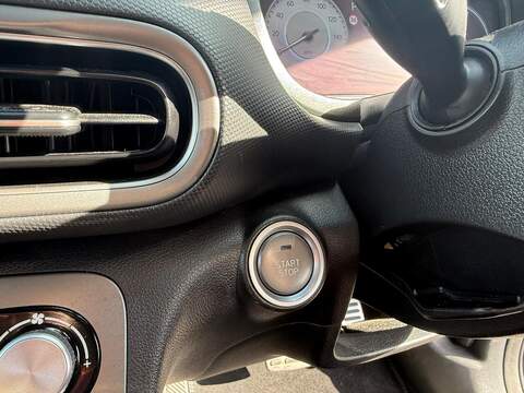 Hyundai KONA 64kWh Premium Auto 5dr (10.5kW Charger) - U79237