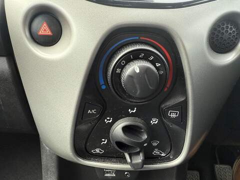 Toyota AYGO 1.0 VVT-i x-play Euro 5 5dr Euro 5 - U79283