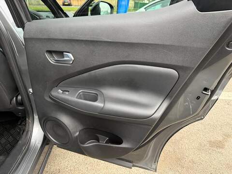 Nissan Juke 1.0 DIG-T N-Connecta Euro 6 (s/s) 5dr - U79316