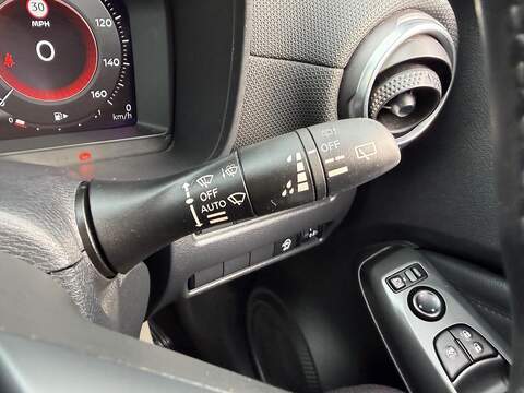 Nissan Juke 1.0 DIG-T N-Connecta Euro 6 (s/s) 5dr - U79316