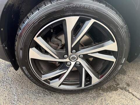 Volvo XC40 2.0 B4 MHEV R-Design Pro Auto Euro 6 (s/s) 5dr SUV 2.0 Automatic Petrol Hybrid - U79349