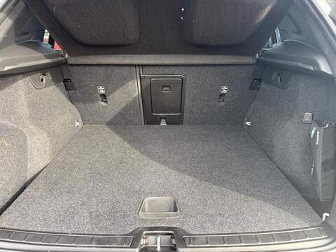 Volvo XC40 2.0 B4 MHEV R-Design Pro Auto Euro 6 (s/s) 5dr SUV 2.0 Automatic Petrol Hybrid - U79349