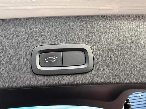 Volvo XC40 2.0 B4 MHEV R-Design Pro Auto Euro 6 (s/s) 5dr SUV 2.0 Automatic Petrol Hybrid - U79349