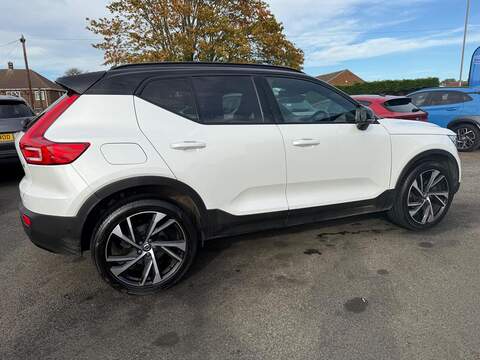 Volvo XC40 2.0 B4 MHEV R-Design Pro Auto Euro 6 (s/s) 5dr SUV 2.0 Automatic Petrol Hybrid - U79349