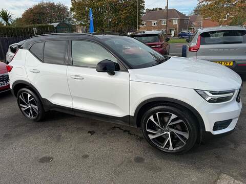 Volvo XC40 2.0 B4 MHEV R-Design Pro Auto Euro 6 (s/s) 5dr SUV 2.0 Automatic Petrol Hybrid - U79349