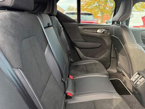 Volvo XC40 2.0 B4 MHEV R-Design Pro Auto Euro 6 (s/s) 5dr SUV 2.0 Automatic Petrol Hybrid - U79349