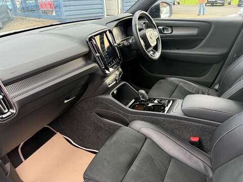 Volvo XC40 2.0 B4 MHEV R-Design Pro Auto Euro 6 (s/s) 5dr SUV 2.0 Automatic Petrol Hybrid - U79349