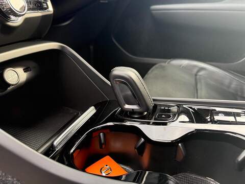 Volvo XC40 2.0 B4 MHEV R-Design Pro Auto Euro 6 (s/s) 5dr SUV 2.0 Automatic Petrol Hybrid - U79349