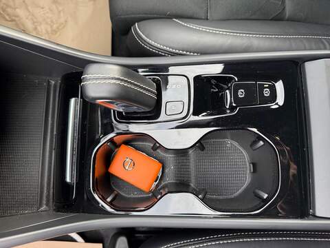 Volvo XC40 2.0 B4 MHEV R-Design Pro Auto Euro 6 (s/s) 5dr SUV 2.0 Automatic Petrol Hybrid - U79349