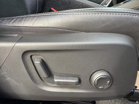 Volvo XC40 2.0 B4 MHEV R-Design Pro Auto Euro 6 (s/s) 5dr SUV 2.0 Automatic Petrol Hybrid - U79349