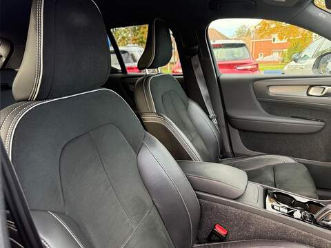 Volvo XC40 2.0 B4 MHEV R-Design Pro Auto Euro 6 (s/s) 5dr SUV 2.0 Automatic Petrol Hybrid - U79349