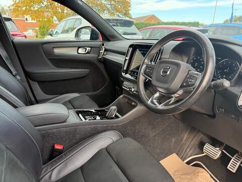 Volvo XC40 2.0 B4 MHEV R-Design Pro Auto Euro 6 (s/s) 5dr SUV 2.0 Automatic Petrol Hybrid - U79349
