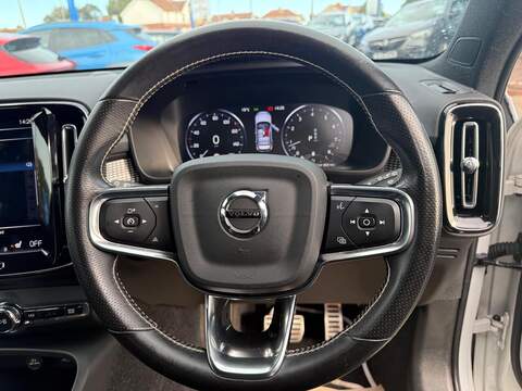 Volvo XC40 2.0 B4 MHEV R-Design Pro Auto Euro 6 (s/s) 5dr SUV 2.0 Automatic Petrol Hybrid - U79349