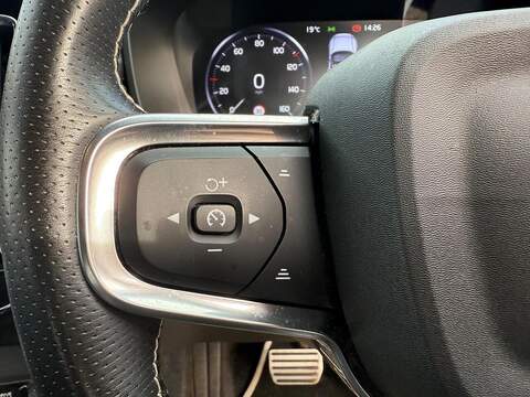 Volvo XC40 2.0 B4 MHEV R-Design Pro Auto Euro 6 (s/s) 5dr SUV 2.0 Automatic Petrol Hybrid - U79349