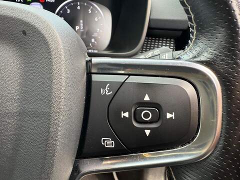 Volvo XC40 2.0 B4 MHEV R-Design Pro Auto Euro 6 (s/s) 5dr SUV 2.0 Automatic Petrol Hybrid - U79349