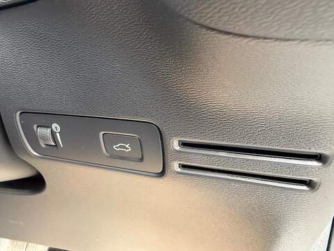 Volvo XC40 2.0 B4 MHEV R-Design Pro Auto Euro 6 (s/s) 5dr SUV 2.0 Automatic Petrol Hybrid - U79349