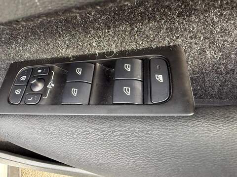 Volvo XC40 2.0 B4 MHEV R-Design Pro Auto Euro 6 (s/s) 5dr SUV 2.0 Automatic Petrol Hybrid - U79349