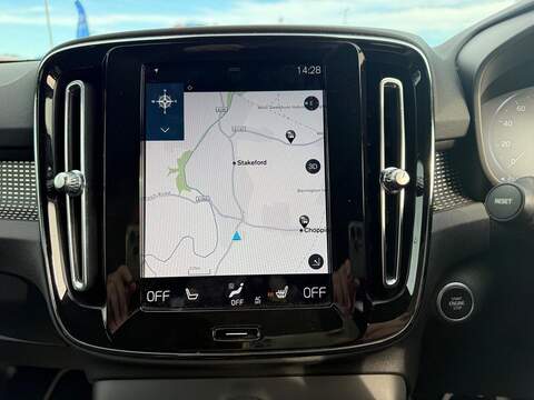 Volvo XC40 2.0 B4 MHEV R-Design Pro Auto Euro 6 (s/s) 5dr SUV 2.0 Automatic Petrol Hybrid - U79349