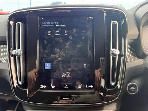 Volvo XC40 2.0 B4 MHEV R-Design Pro Auto Euro 6 (s/s) 5dr SUV 2.0 Automatic Petrol Hybrid - U79349