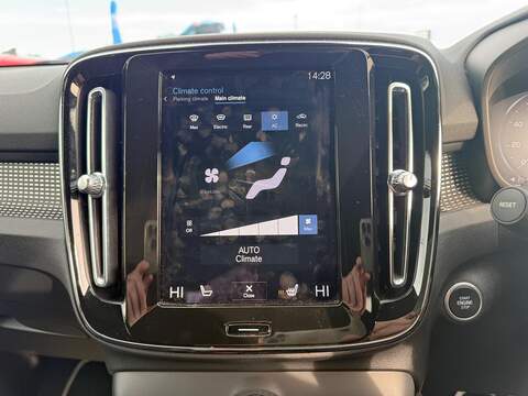 Volvo XC40 2.0 B4 MHEV R-Design Pro Auto Euro 6 (s/s) 5dr SUV 2.0 Automatic Petrol Hybrid - U79349