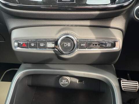 Volvo XC40 2.0 B4 MHEV R-Design Pro Auto Euro 6 (s/s) 5dr SUV 2.0 Automatic Petrol Hybrid - U79349