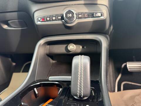 Volvo XC40 2.0 B4 MHEV R-Design Pro Auto Euro 6 (s/s) 5dr SUV 2.0 Automatic Petrol Hybrid - U79349