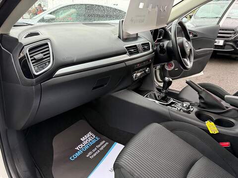Mazda Mazda3 2.0 SKYACTIV-G Sport Nav Fastback 4dr Petrol Manual Euro 5 (s/s) (120 ps) - U79387
