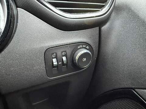 Vauxhall Crossland X 1.2 Sport Nav Premium SUV 5dr Petrol Manual Euro 6 (s/s) (83 ps) - U79455