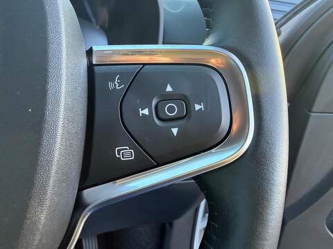 Volvo XC40 2.0 B4 MHEV Inscription Pro Auto Euro 6 (s/s) 5dr - U79556