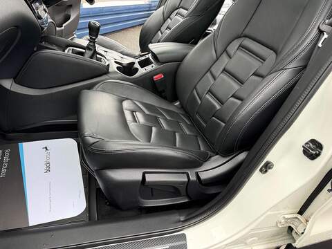 Nissan Qashqai 1.3 DIG-T N-Motion SUV 5dr Petrol Manual Euro 6 (s/s) (140 ps) - U79565