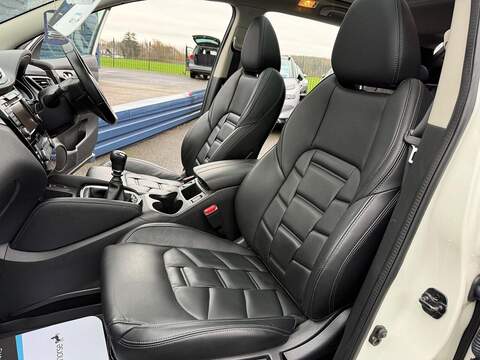 Nissan Qashqai 1.3 DIG-T N-Motion SUV 5dr Petrol Manual Euro 6 (s/s) (140 ps) - U79565