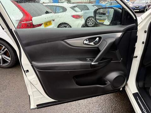 Nissan Qashqai 1.3 DIG-T N-Motion SUV 5dr Petrol Manual Euro 6 (s/s) (140 ps) - U79565