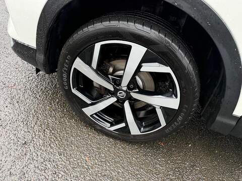Nissan Qashqai 1.3 DIG-T N-Motion SUV 5dr Petrol Manual Euro 6 (s/s) (140 ps) - U79565