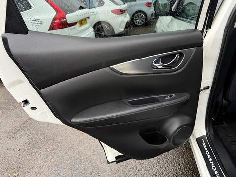 Nissan Qashqai 1.3 DIG-T N-Motion SUV 5dr Petrol Manual Euro 6 (s/s) (140 ps) - U79565