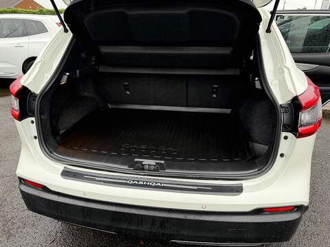 Nissan Qashqai 1.3 DIG-T N-Motion SUV 5dr Petrol Manual Euro 6 (s/s) (140 ps) - U79565